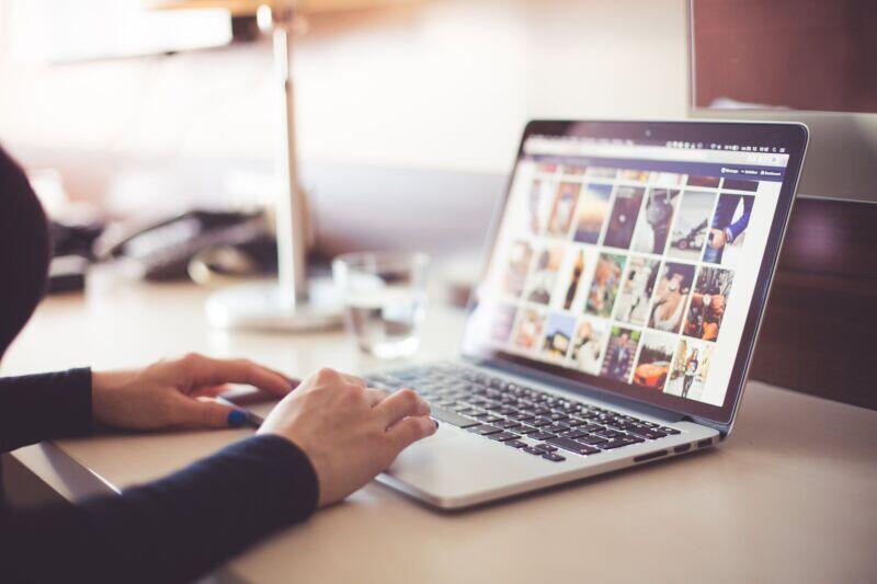 Bisnis di media sosial