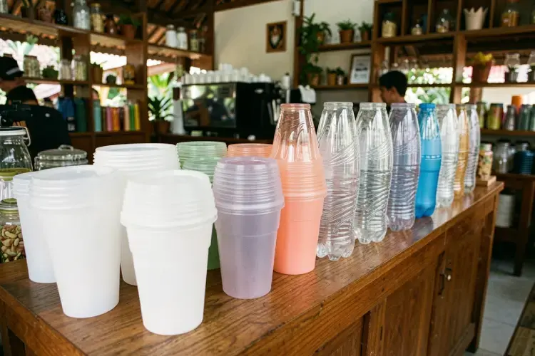 ragam varian cup plastik pp doff inject tebal dan cup pet jernih kaca berbagai ukuran oz berjajar di showroom denpasar. alt varian cup plastik denpasar untuk kebutuhan cafe